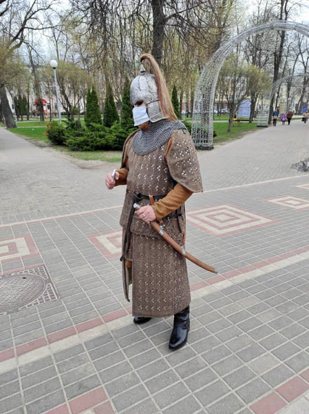 Зачем рыцарь в маске катался в автобусе? Ответ убил - Как тут жить.